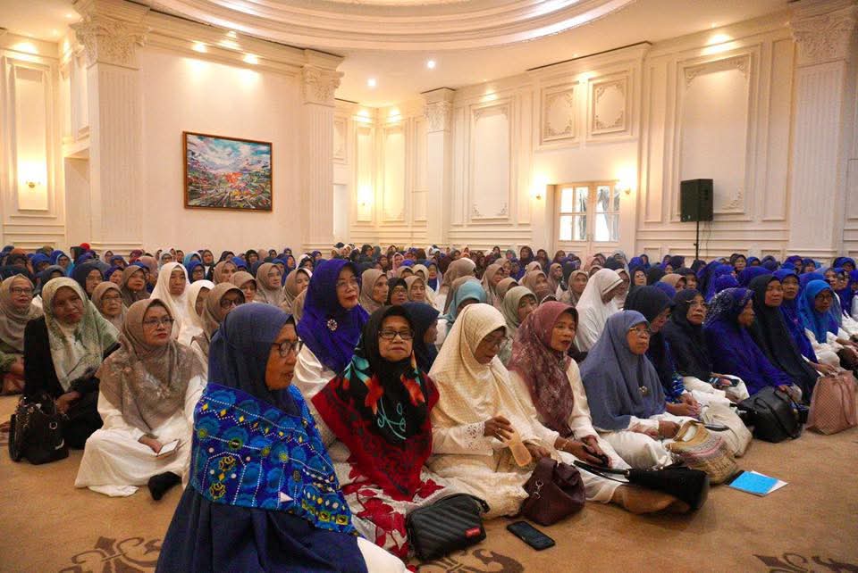  Suasana pengajian diruang utama rumah dinas Wali Kota.